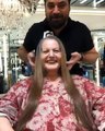 فيديو مصفف الشعر منير يغير شكل سيدة مسنة بطريقة جعلتها تبدو أصغر