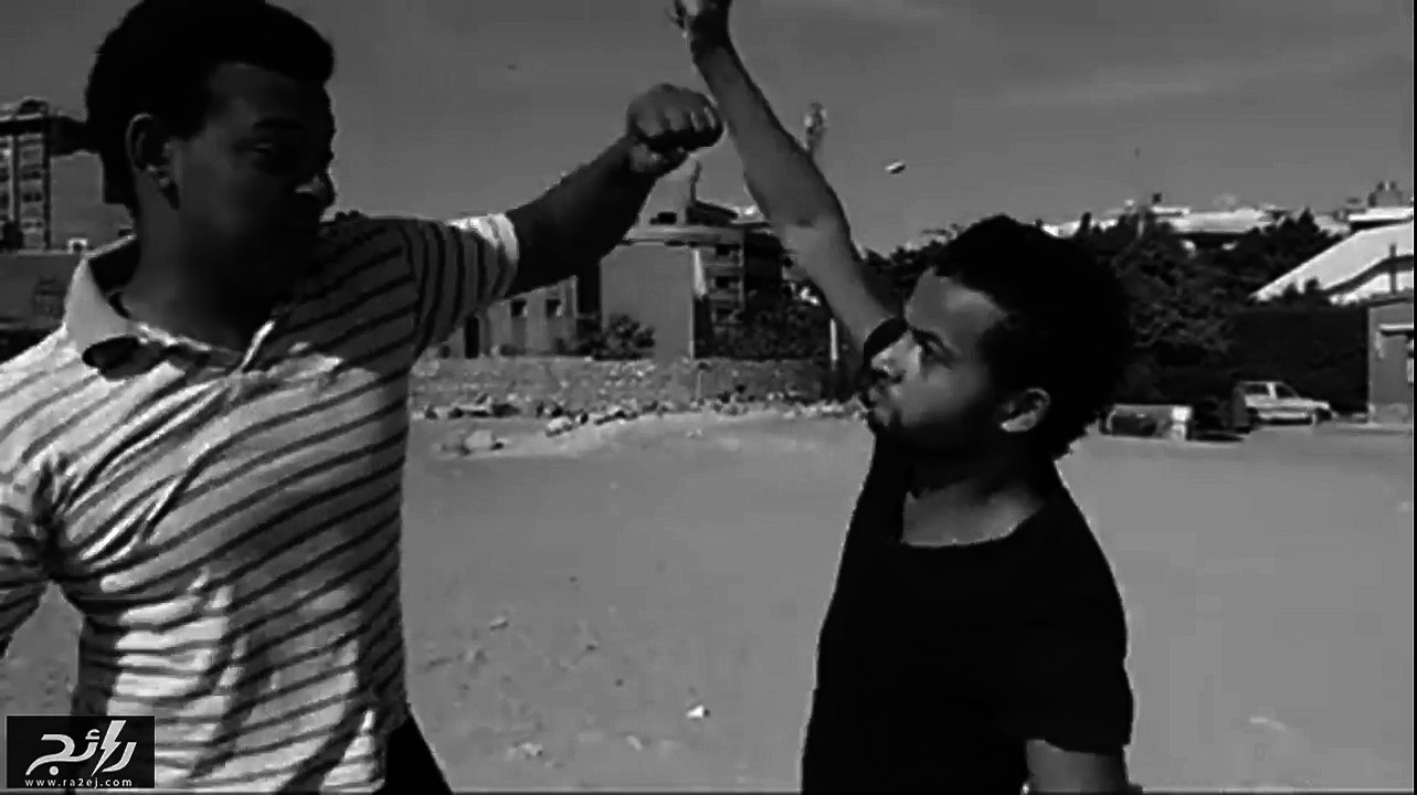 شابان مصريان يسخران من الأفلام القديمة بطريقة طريفة.. فيديو سيصيبك بنوبة من الضحك
