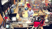 رجل كهل يستخدم يده كمسدس للسطو على متجر في أمريكا