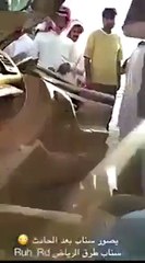 فيديو سعودي يصور نفسه بعد تعرضه لحادث سيارة عنيف