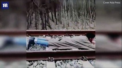 قطار يمر فوق شاب مغامر أراد استعراض شجاعته.. شاهد ما حدث له!