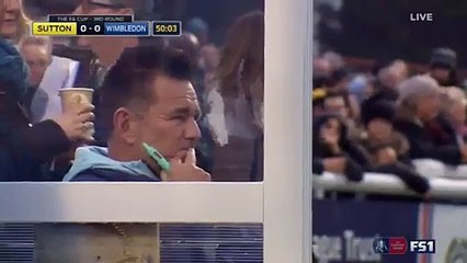 على طريقة مسلسل "الكبير أوي" مدرب إنجليزي يدخن السجائر خلال المباراة