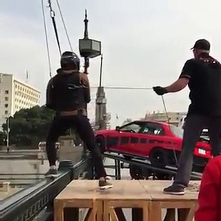 فيديو كواليس تصوير أقوى مشهد في فيلم "هبوط اضطر...