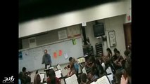 فيديو معلم يحطم آلة الكمان الخاصة بأحد تلاميذه أمام زملائه بسبب كذبة أبريل.. تصرف غريب سيصيبك بالدهشة