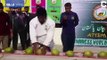 بالفيديو: رجل يكسر حبات جوز الهند برأسه بسرعة فائقة!