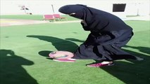 شاهد.. فتاة سعودية تستعرض مهارتها في كرة القدم بالعباءة