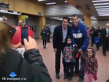 فيديو عفوي رئيس وزراء كندا في محطة المترو والناس ترحب به وتلتقط سيلفي