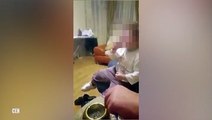 فيديو لطفلة في الثانية من عمرها تدخن 