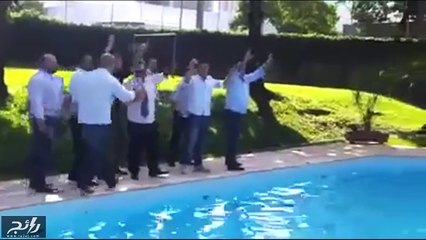 هكذا يتصرف الشباب عندما يلقي العريس باقة الورود.. شاهدوهم في هذا الفيديو