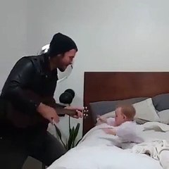 طفل يتفاعل مع عزف والده بشكل كوميدي جداً