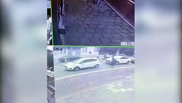 شاهد.. لص على دراجة نارية يسرق هاتفاً من يد مالكه وكاميرا مراقبة ترصده