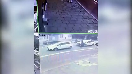 شاهد.. لص على دراجة نارية يسرق هاتفاً من يد مالكه وكاميرا مراقبة ترصده