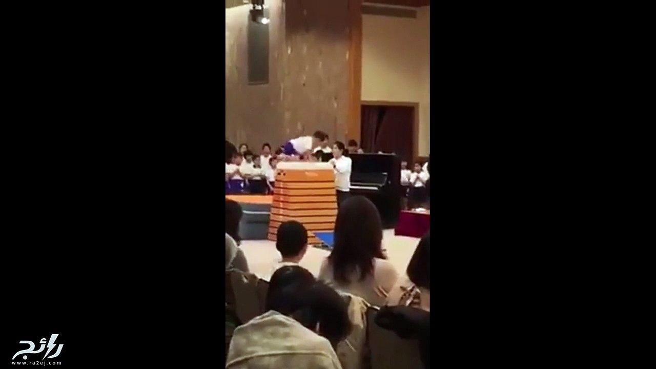 فيديو طفل ياباني يفشل في رياضة قفز الحواجز 4 مرات.. شاهد ماذا حدث بعدها!
