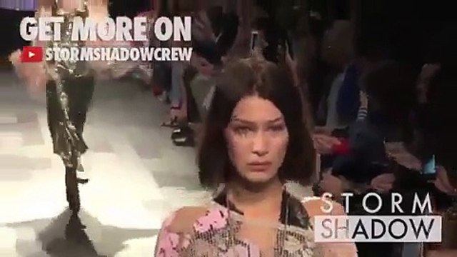 فيديو سقوط حذاء جيجي حديد في منتصف عرض أزياء: وهكذا تصرفت بعدها!
