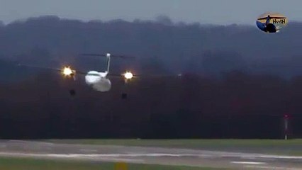 مشهد مرعب لطائرة تتأرجح في الهواء بسبب قوة الرياح