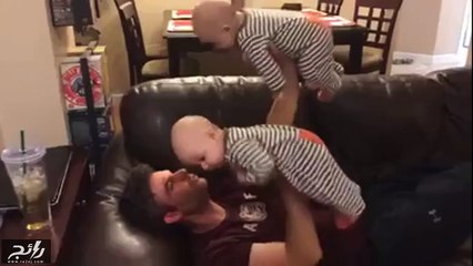 بهذه الطريقة اللطيفة لاعب أب توأمه.. شاهدوا الفيديو