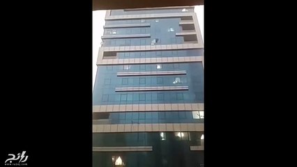 فيديو مرعب للحظة سقوط زجاج أحد أبراج أبوظبي
