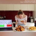 فيديو فتاة تتحدى صديقاتها وتأكل وجبة عائلية من KFC في أقل من 15 دقيقة