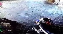 بالفيديو شاهدوا ميكانيكي ينقذ طفلين من الموت في اللحظة الأخيرة