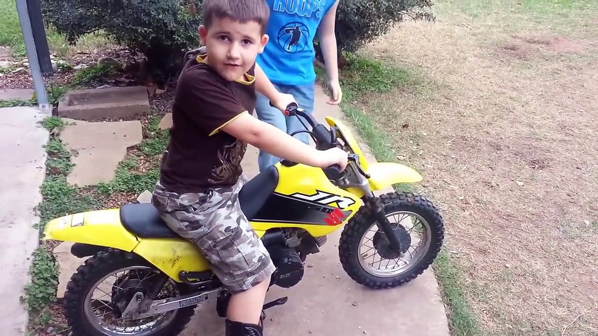 فيديو طفل يقود دراجة نارية مباشرة نحو سياج خشبي ووالده يصور!