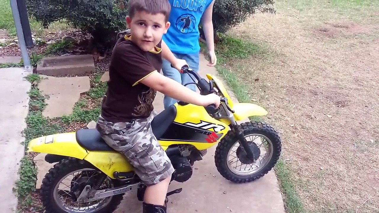 فيديو طفل يقود دراجة نارية مباشرة نحو سياج خشبي ووالده يصور! - فيديو  Dailymotion