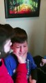 فيديو طفل يبكي خوفاً من هذا الشىء وشقيقه الأصغر يحل الأمر بشكل مفاجىء