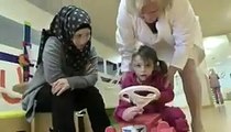 فيديو طفلة سورية تعرضت لحروق في جسمها بسبب الحرب والأطباء نصحوا بقتلها