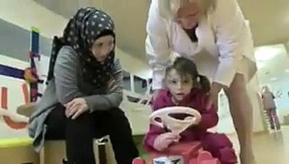 فيديو طفلة سورية تعرضت لحروق في جسمها بسبب الحرب والأطباء نصحوا بقتلها