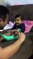 شاهدوا بالفيديو ماذا فعل طفل بوالده عندما أراد أن يقص له أظافره