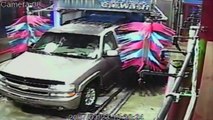 فيديو رجل يدمر سيارته في المغسلة الأوتوماتيكية نتيجة غبائه