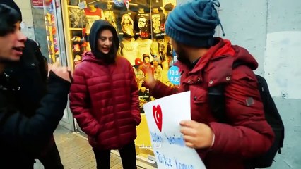 عربي يقف في شارع تقسيم ويطلب من المارة تعليمه اللغة التركية