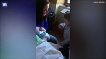 طفل في الثانية يلتقي بشقيقه حديث الولادة لأول مرة.. شاهدوا رد فعله!