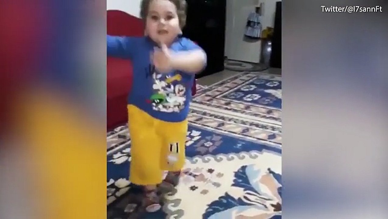 بالفيديو.. رقصة طفل احتفالاً بعيد الفطر تشعل مواقع التواصل