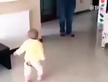 فيديو طفل يقلد والده بطريقة طريفة