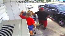 شاهد بالفيديو.. زوجان يعتديان بالضرب على صاحبة مطعم وابنتها لسبب صادم