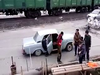 فيديو مذهل لسيارة تحمل بداخلها 17 رجلاً بالغً!