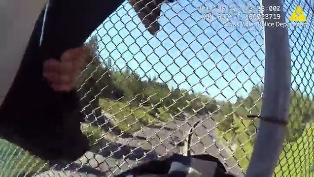 الشرطة تنقذ شاباً من الانتحار في اللحظة الأخيرة.. فيديو يحبس الأنفاس