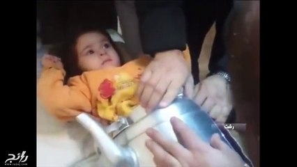 فيديو لن يتحمله قلبك..طفلة عالقة داخل إبريق شاي وأهلها يحاولون إخراجها والنهاية!