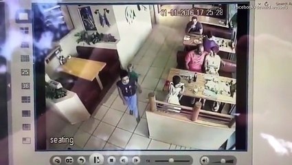 أب يتدخل في اللحظة الأخيرة لإنقاذ طفله من محاولة اختطاف.. فيديو