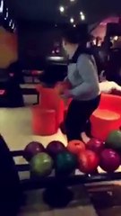 فيديو يثبت أن لعبة البولينغ ليست لأي شخص.. شاب يدمر الصالة بكرة بولينغ
