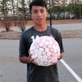 فيديو صادم لشاب يصنع كرة من المارشميللو ويلعب بها