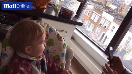 شاهد.. رد فعل رضيع عند مشاهدة نفسه في مقطع فيديو للمرة الأولى