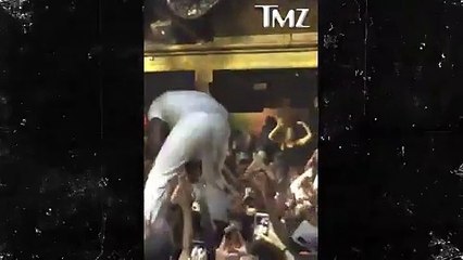 فيديو سقوط إيكون على وجهه عندما قفز ولم يلتقطه أحد من محبيه