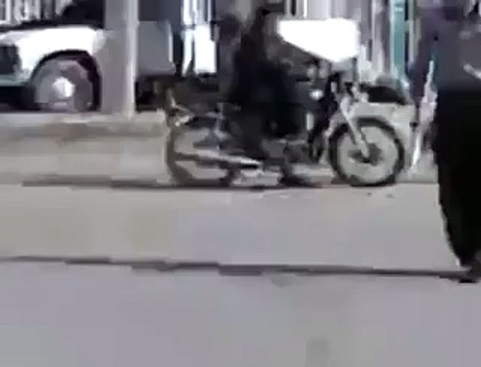 فيديو شاب يقطع الطريق على عكازات أثناء قدوم سيا...