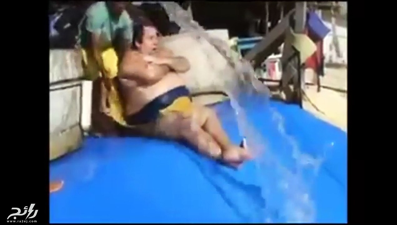 هل هذا أقوى انزلاق مائي ممكن أن تراه في حياتك أو أنه انفجار؟ لا تفوتوا هذا الفيديو!