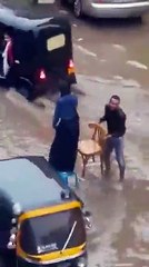 شاب يحمي فتاة من مياه السيول بطريقة أثارت حسد الفتيات الأخريات