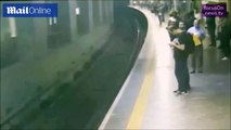 سيدة تنجو بأعجوبة بعد قيام رجل بدفعها أمام قطار بشكل مفاجئ.. فيديو