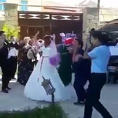 فيديو مضحك لعريس مصدوم برقص أنسبائه يوم زفافه