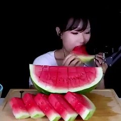 فيديو أكثر طريقة أكل بطيخ مستفزة في العالم