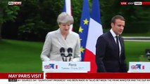 فيديو موقف محرج لرئيسة وزراء بريطانيا تيريزا ماي أمام الرئيس الفرنسي